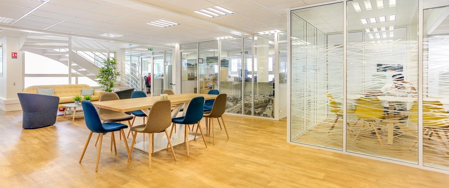 Cloisons de bureaux vitrées amovibles dans un espace de bureaux en coworking